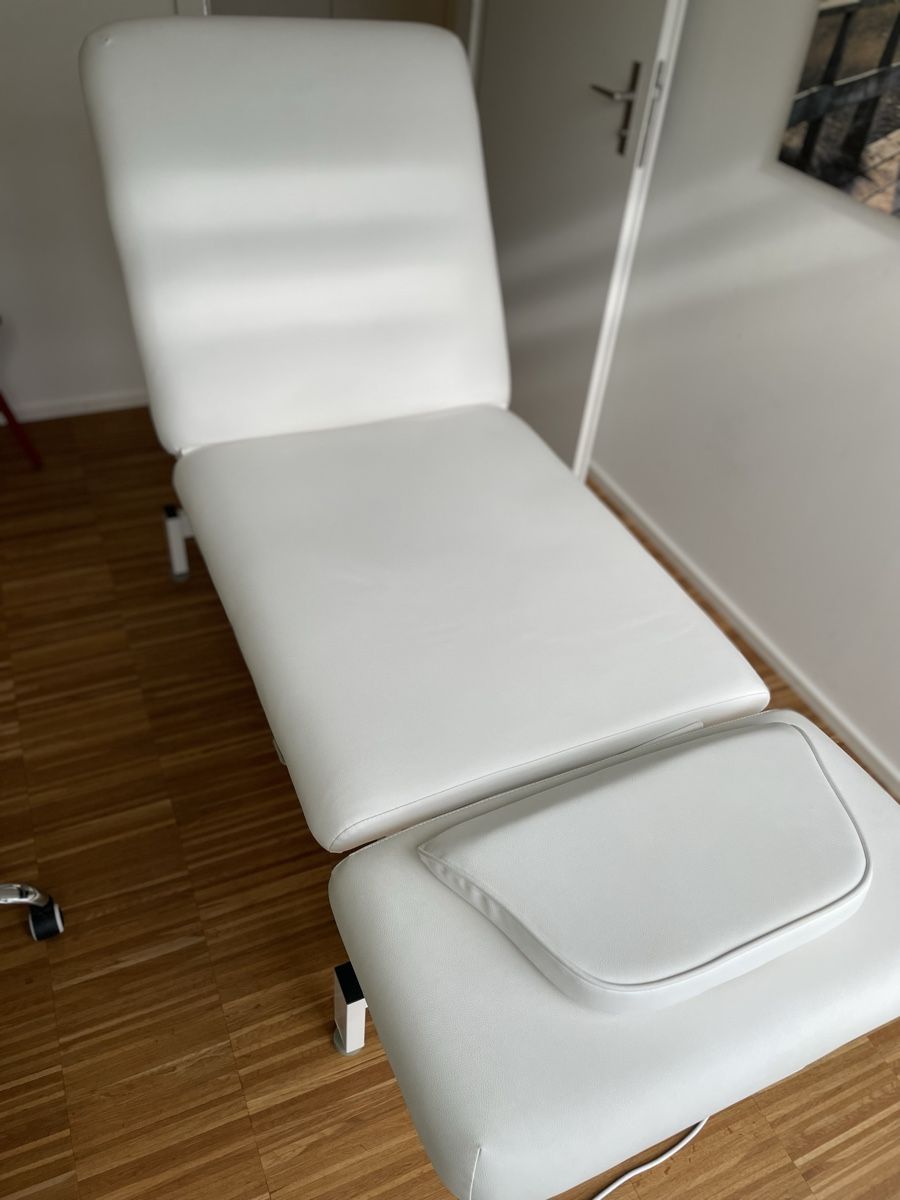 Kosmetik-& Massageliegen: Therapieliege – Neu (gemäss Beschreibung) aus Uster von ste_779m