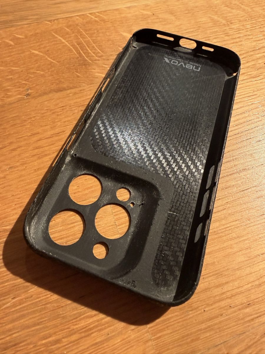 Apple Cover & Protezioni schermo: Nevox Carbon Case iPhone 16 Pro – Usato da Zollikon venduto da Gas_Monkey 3