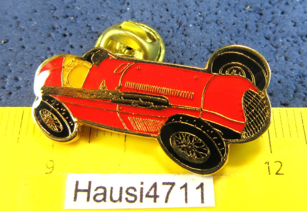 Pin’s émail F1 Alfa Romeo Milano – Édition Grand Prix 1950, Drapeur à Fond