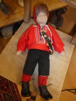 Puppe traditionell gekleidet rot-schwarz guter Zustand