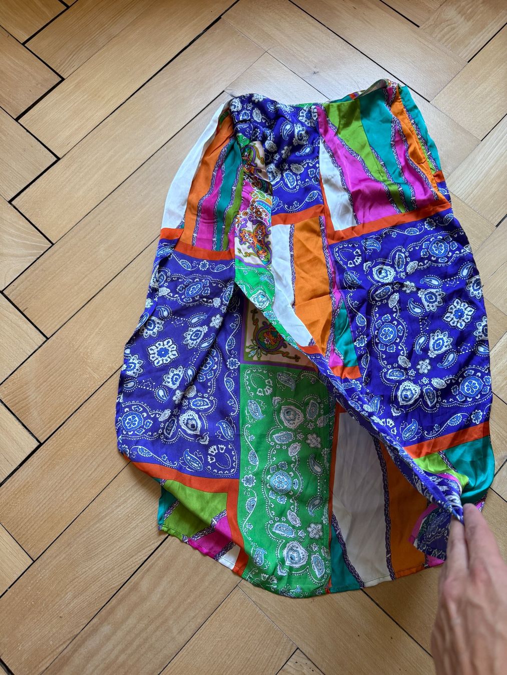 Jupes: Satin Rock bunt gemustert XS – D'occasion à Zürich par Diazaio 1