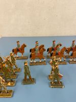 Antike Holzfiguren "Kavallerie & Infanterie"