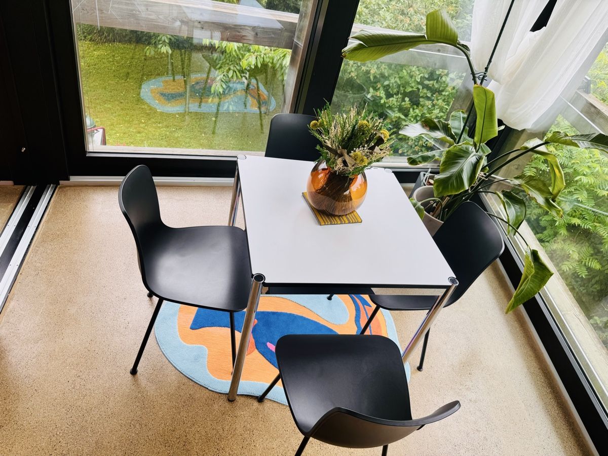 Set di tavolo e panche: Stylish USM Haller Dining Table with Four Vitra Chairs – Usato da Basel venduto da ayn_8z2s 2