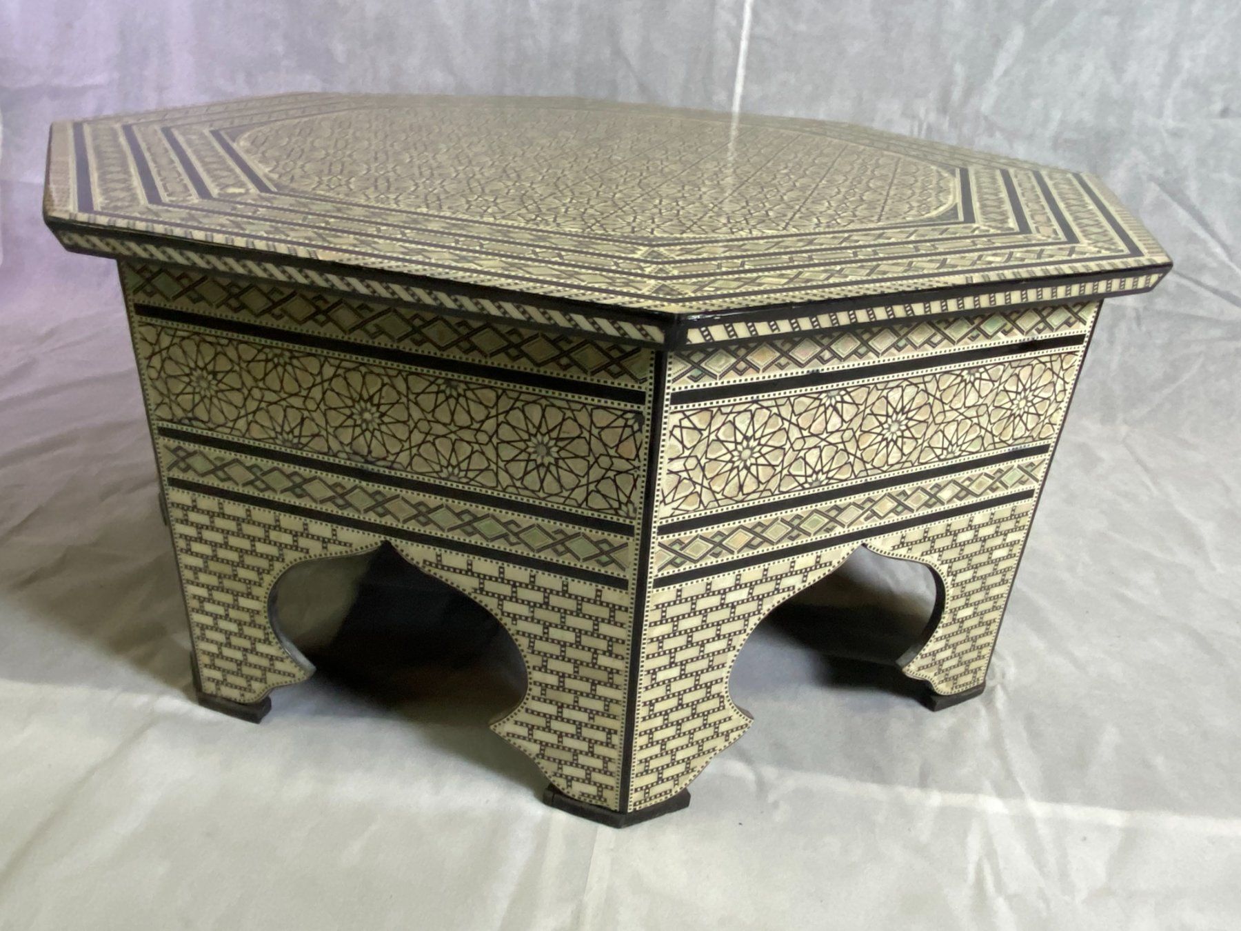 Tavoli: Table de salon marquetée de nacrée. – Nuovo (secondo la descrizione) da geneve venduto da louisart 6