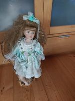 Sehr schöne Porcelanpuppe mit Stuhl
