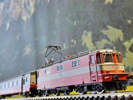 Minitrix 1031 _ 5 tlg SBB Swiss Express mit Innenbeleuchtung