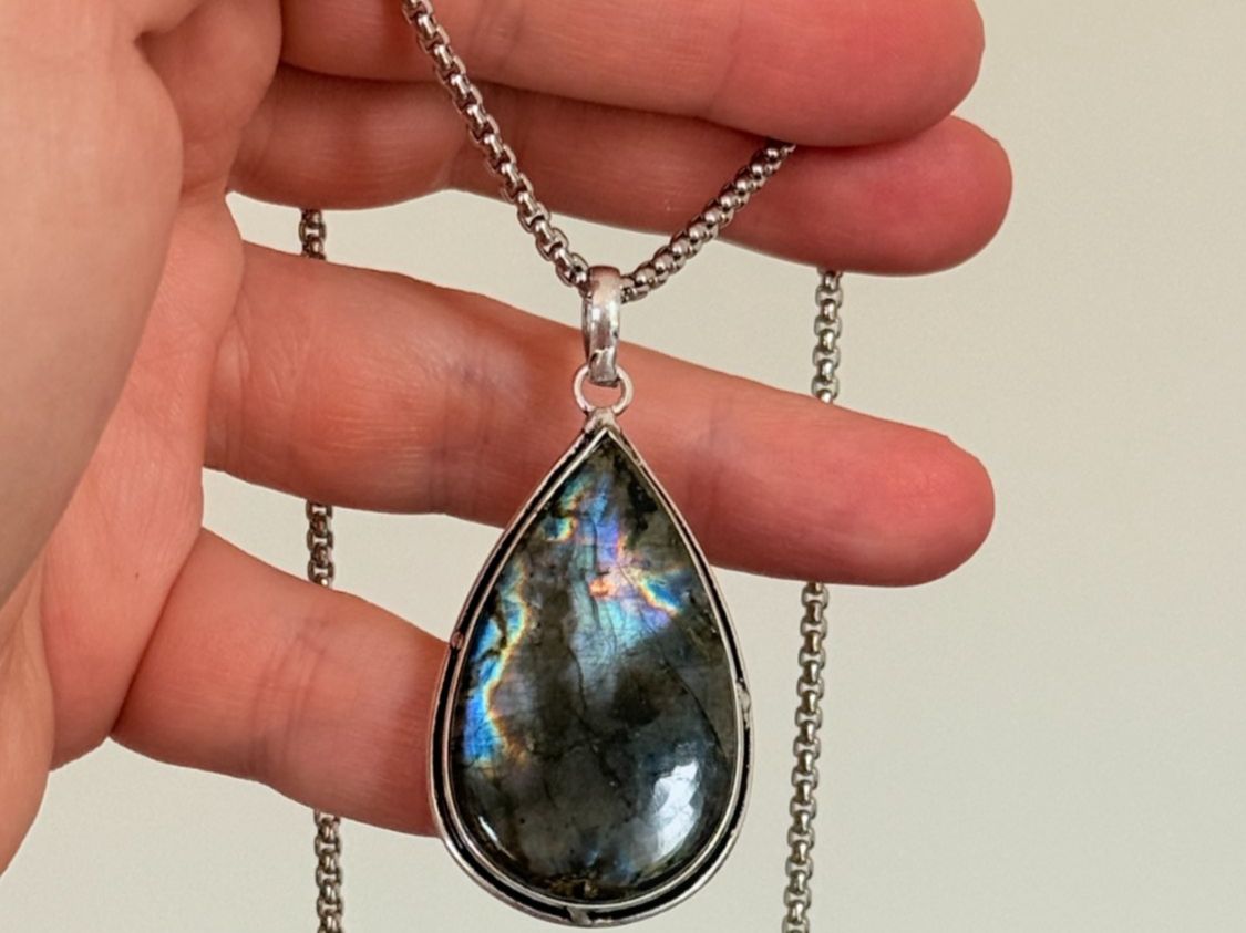 Catenine: Collier avec pendentif labradorite forme goutte – Nuovo e nell'imballaggio originale da Genève venduto da AGBERG