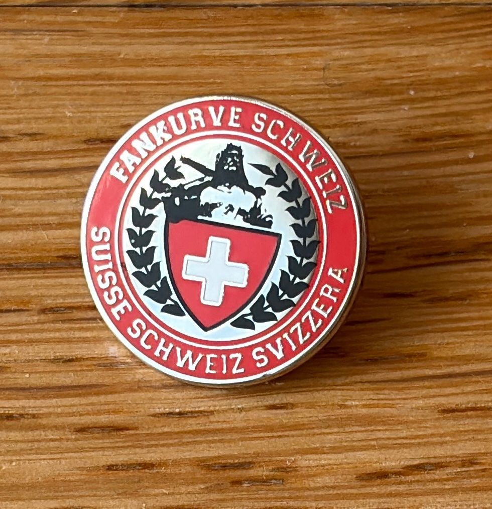 Plaketten & Abzeichen: Schweizer Nati – Fan-Pin – Fankurve Schweiz 🇨🇭 – Neu und originalverpackt aus Worb von glu_m75x