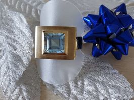 750/--  Gelbgold mit blauem Edeltopas
