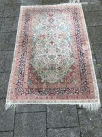 Kleiner defekter Seidenteppich aus dem vermutlich Iran