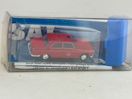 GB2- SAI Peugeot 404 Feuerwehr mit Blaulicht auf Brekina Bas