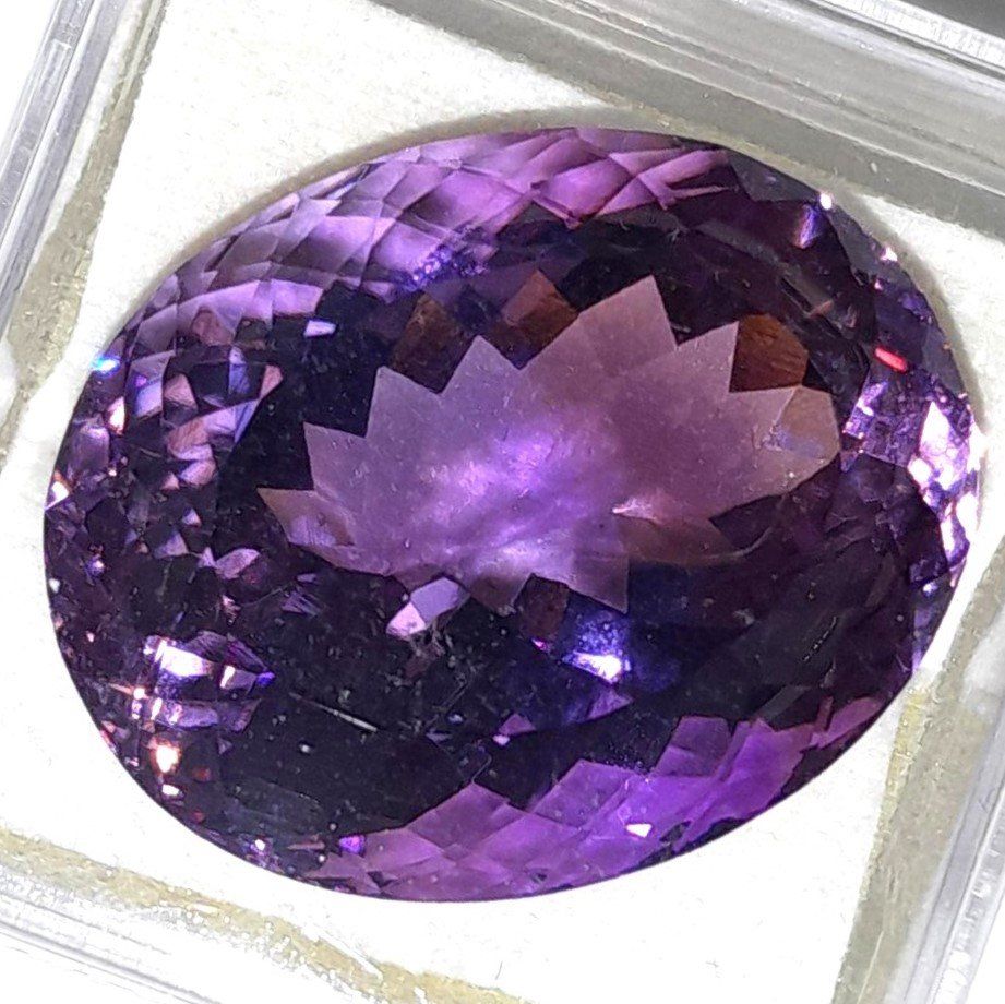 Pietre preziose: Améthyste ovale 22.70 ct - CERTIFICAT 874.- Fr – Nuovo (secondo la descrizione) da Grimisuat venduto da Valgem 1