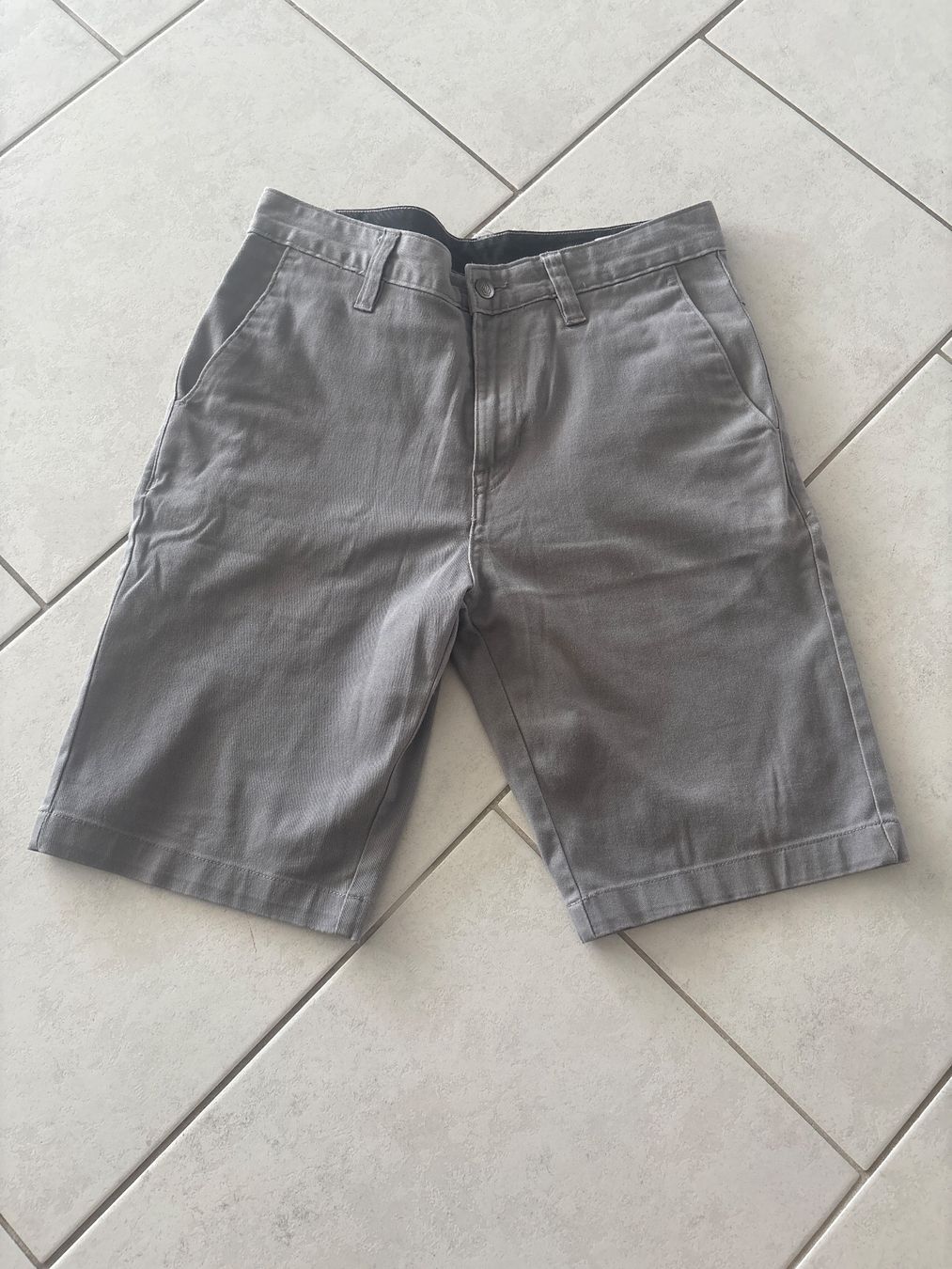 Volcom Pantaloni: Volcom Shorts Grau Grösse 30 gebraucht – Usato da Koppigen venduto da aline58