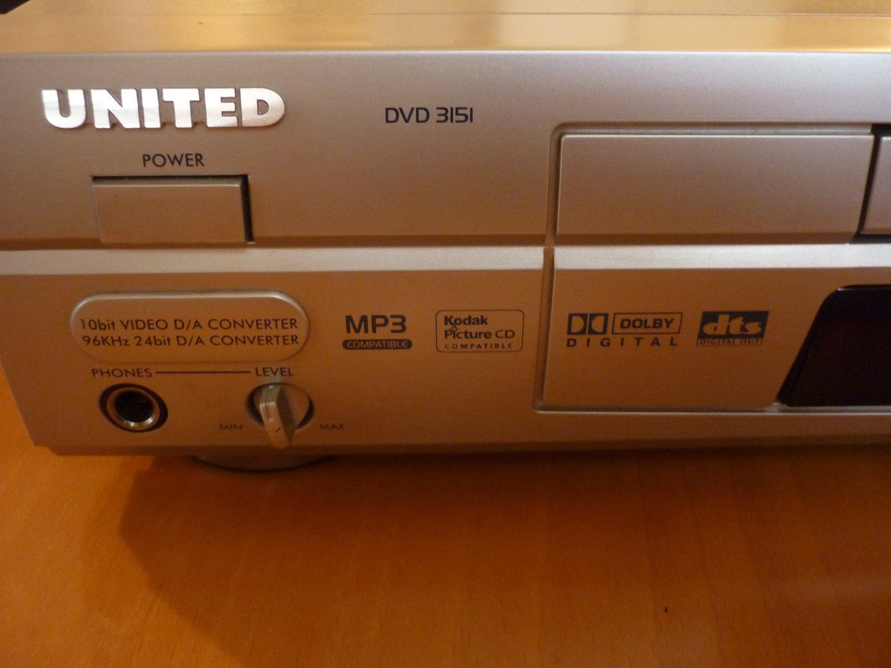 Alle DVDs: United DVD 3151 DVD-Player Silber – Gebraucht aus Zürich von gallienus 1