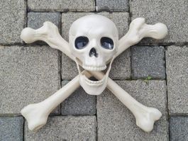 Schädel mit Knochen / Totenkopf / Halloween / Plastik / 40cm
