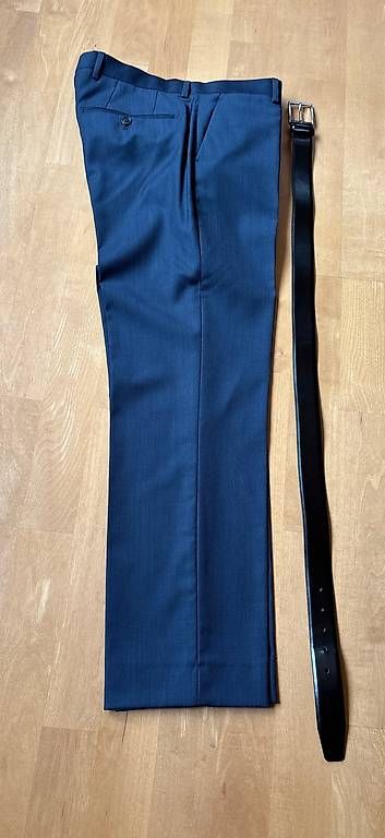 Costumes: Anzug komplett Blau/ Hose, Jacket, Gürtel, Fliege – D'occasion à St. Gallen par Coco1879 1