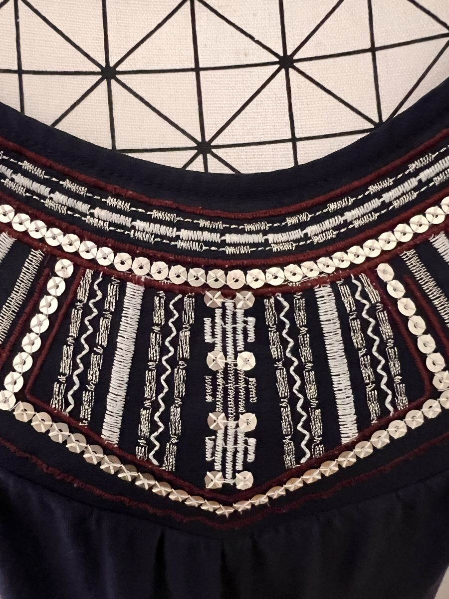 Top: Top bleu marine orné de perles et sequins. – Usato da Gland venduto da choupon 2