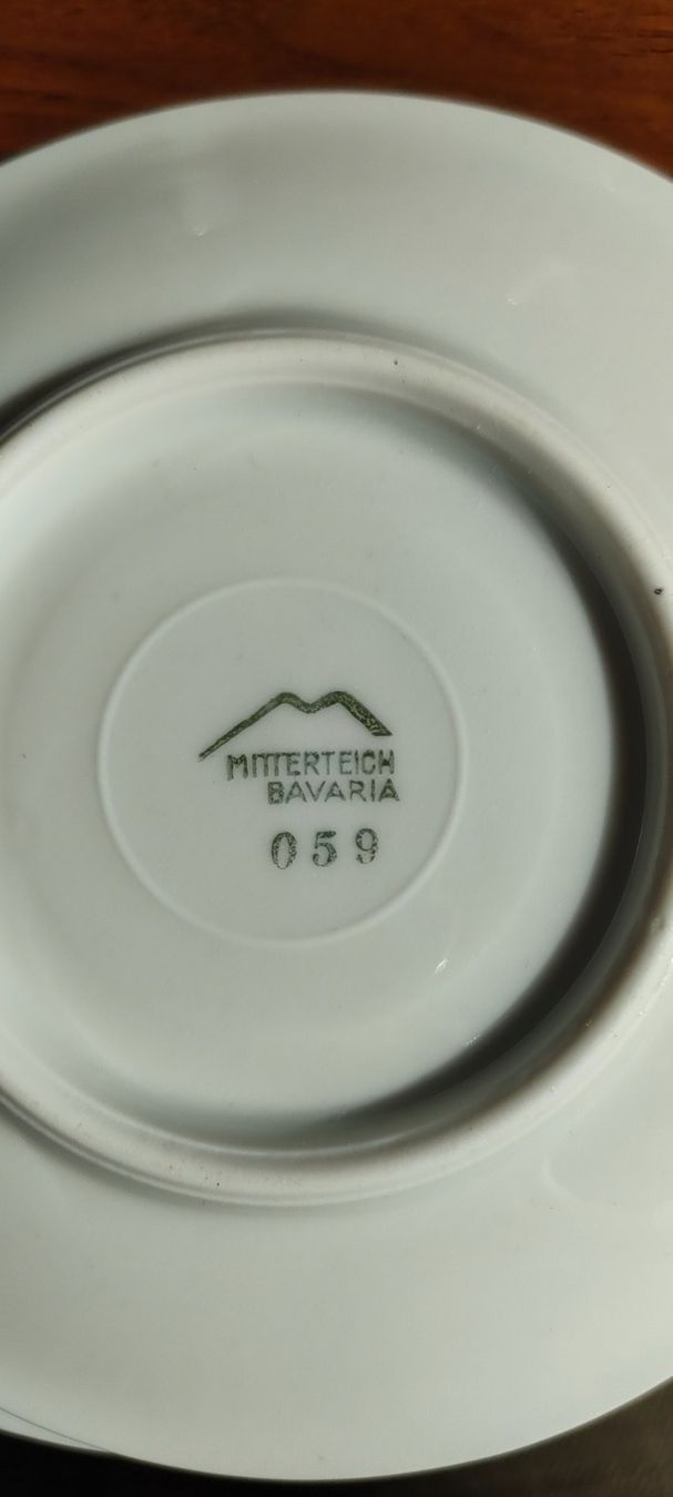 Set di piatti: Mitterteich Bavaria Oldtimer Kaffeeservice mit Goldrand – Usato da Thun venduto da fel_s9w7 5