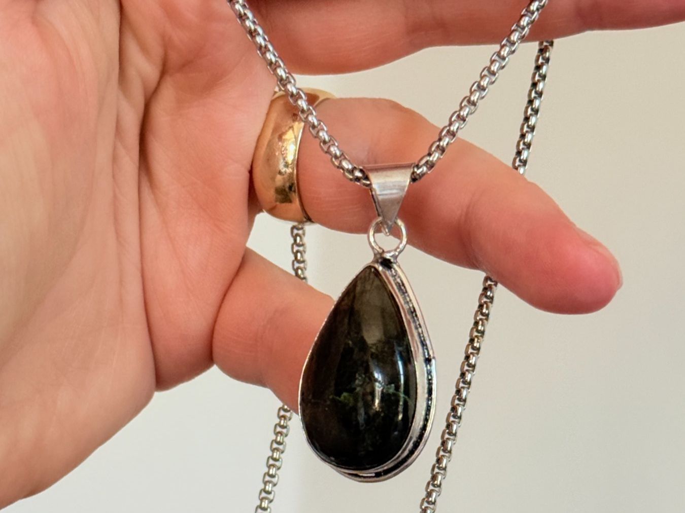 Catenine: Collier vintage avec pendentif pierre Labradorite – Nuovo e nell'imballaggio originale da Genève venduto da AWWA