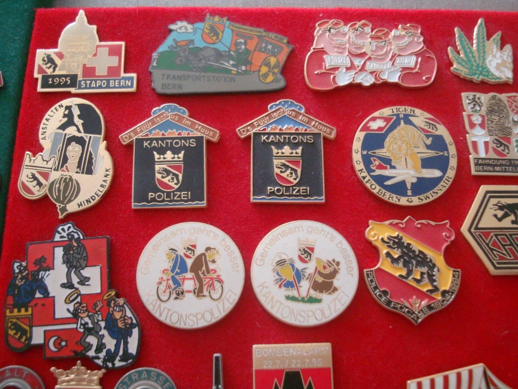 Placchette & Badge: 130 Pin - Schweizer Polizei - Ohne Verschluss – Usato da Neuenegg venduto da flohcante 7