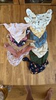 diverse Dreieckhalstücher für Babys