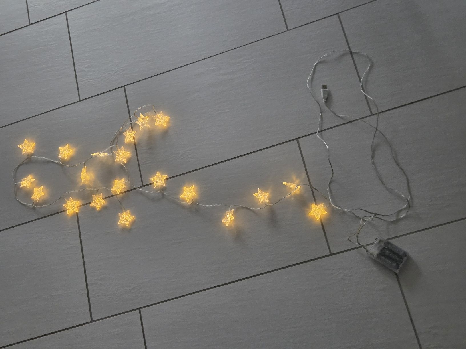 Lichterketten & Leisten: Lichterkette mit Sternen, warmes Licht, USB, Batterie – Gebraucht aus Bülach von DontPushTheButton
