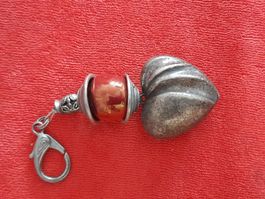 Silberner Schlüsselanhänger Herz mit roter Glasperle