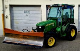 Traktor John Deere 2520 Kommunaltraktor mit Schneepflug