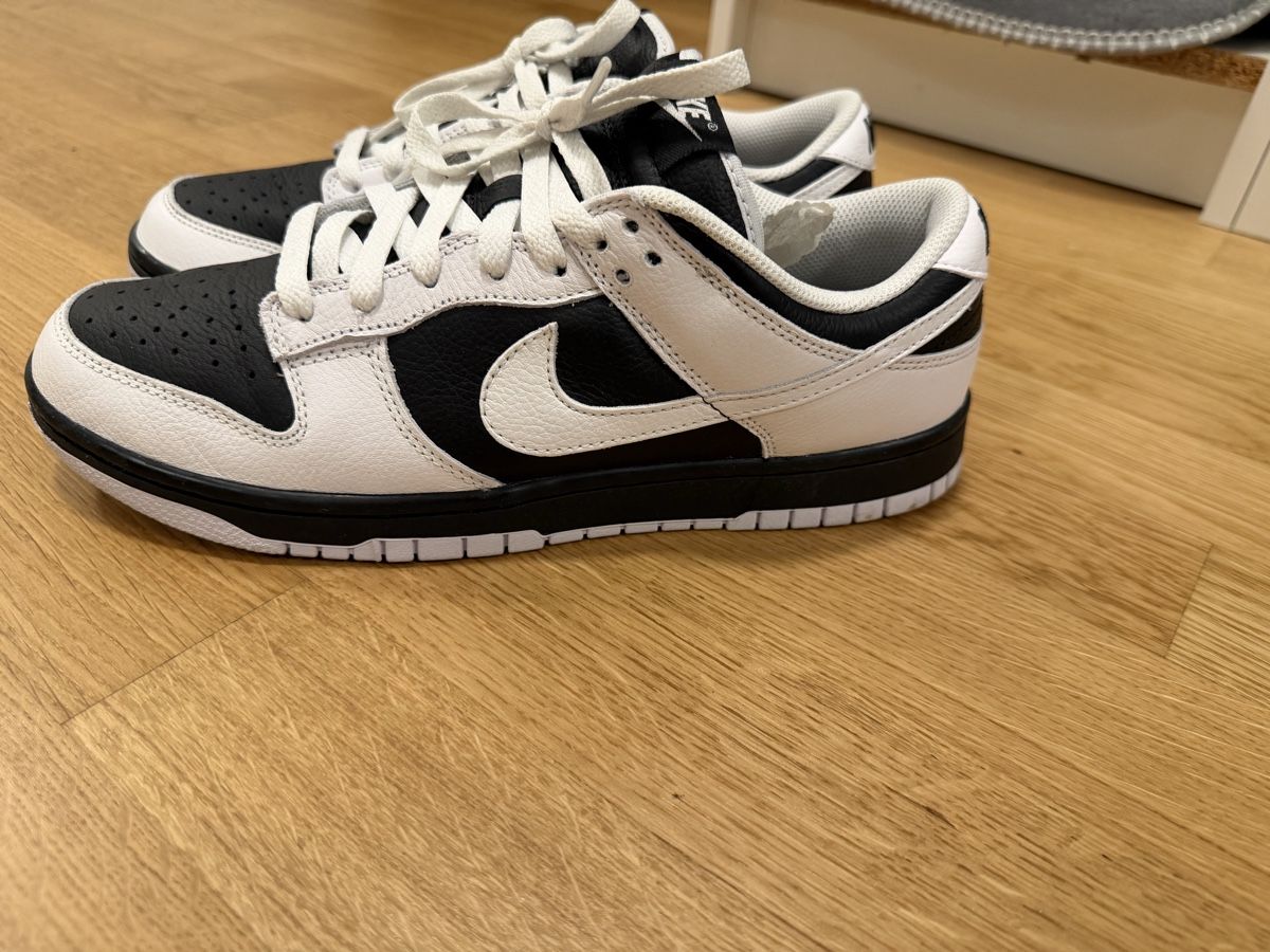 Nike Chaussures hommes: Nike Dunk Low Panda Revers Gr 44,5 – D'occasion à St. Gallen par swarley89