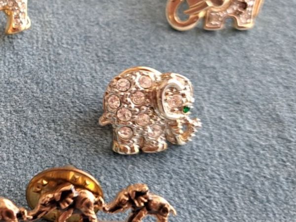 Placchette & Badge: Pins 9x Eléphants doré – Usato da Romanel-s-Lausanne venduto da Jedermann01 1