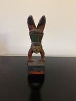 Alte koreanische Holzfigur – Akrobat im Handstand – handgesc
