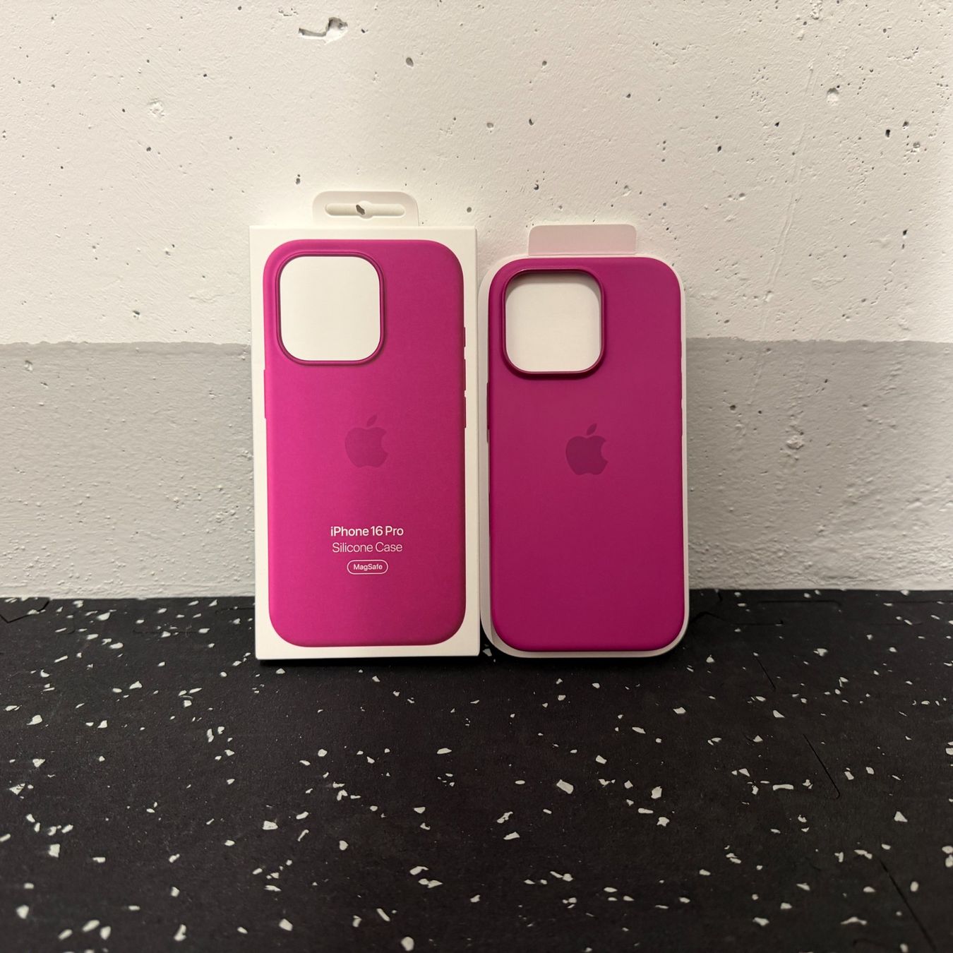 Apple Cover & Protezioni schermo: Apple | Silicon Case | Fuchsia | iPhone 16 Pro – Usato da Tägerwilen venduto da Skillet 1