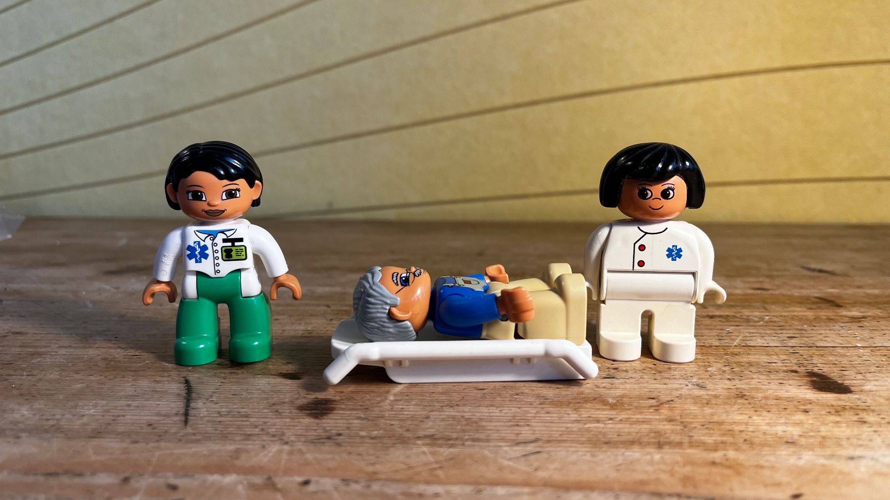 Lego Statuette: LEGO Duplo Notfall 2 Krankenschwestern mit Verletzem – Usato da Ennetbaden venduto da teo_yg9s