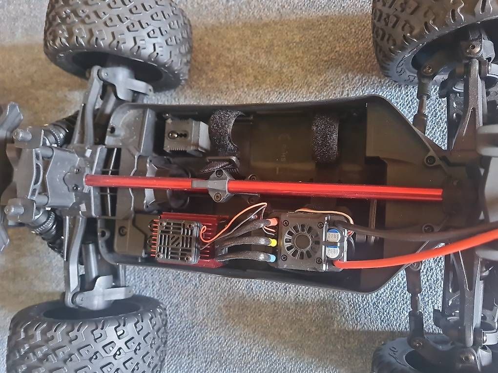 Modellismo RC: Voiture télécommandée T2M Black Pirate MT – Nuovo e nell'imballaggio originale da Châtel-St-Denis venduto da max_fri 2