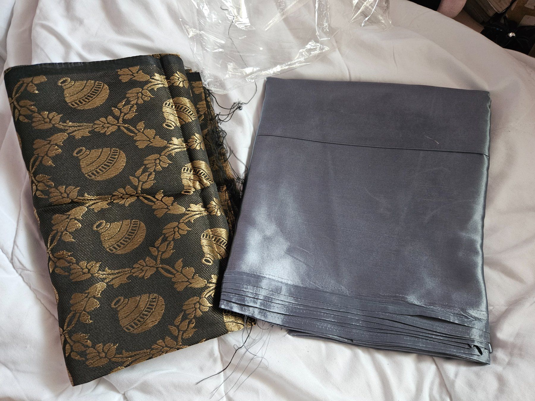 Vestiti: Grey satin saree NEU – Nuovo e nell'imballaggio originale da Les Acacias venduto da minnie6 1