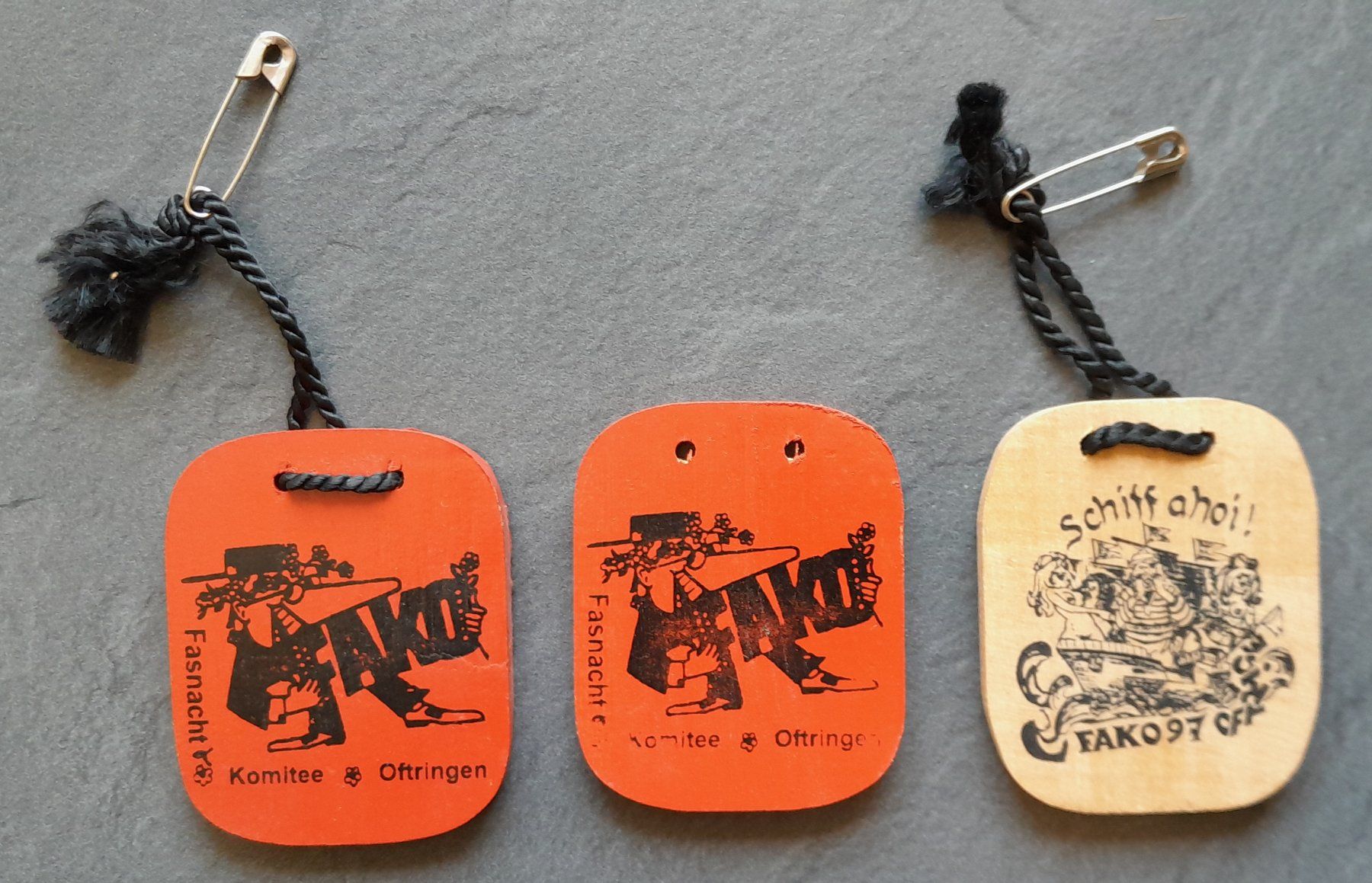 Placchette & Badge: Plaketten FAKO OFTRIGE + – Usato da Liesberg venduto da Ragged 1