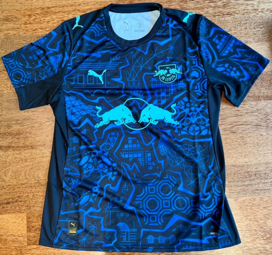 Puma Canottiere & Pantaloni: RB Leipzig - Sondertrikot "Skyline" -  2026 - mit Box – Nuovo (secondo la descrizione) da Hermetschwil-Staffeln venduto da Beat131