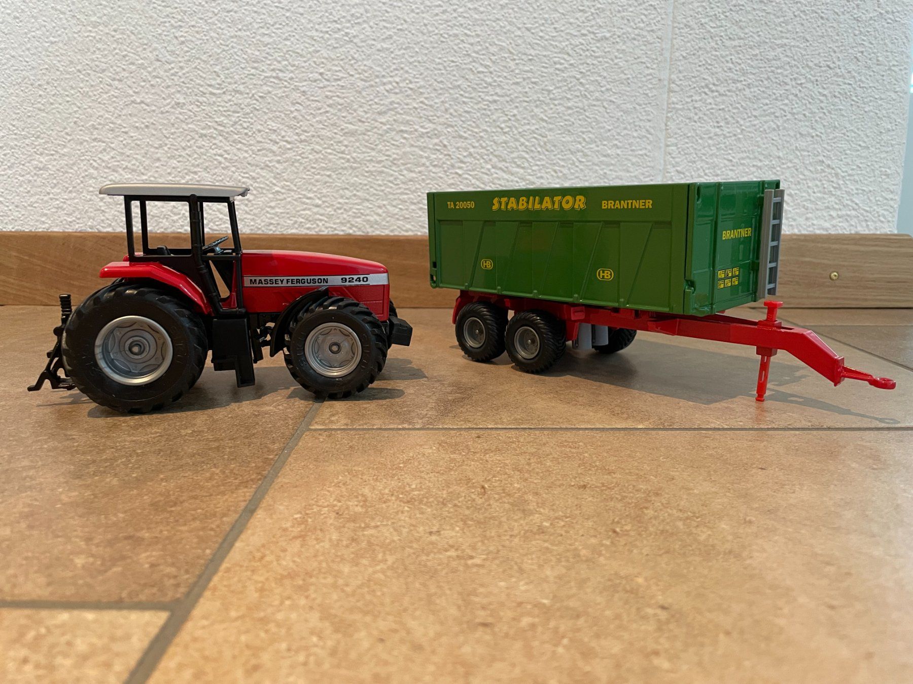 Massey Ferguson Trattori: SIKU Massey Ferguson 9240 mit Brantner – Nuovo e nell'imballaggio originale da Kreuzlingen venduto da Stefan1150 3