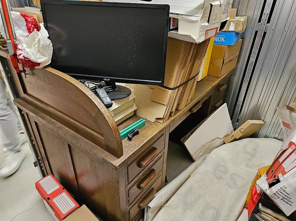 Scrivanie: Altes antikes Schreibtischmöbel mit Schubladen – Usato da Wettingen venduto da Wett91