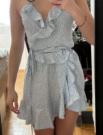 robe bleue à fleurs et volants 