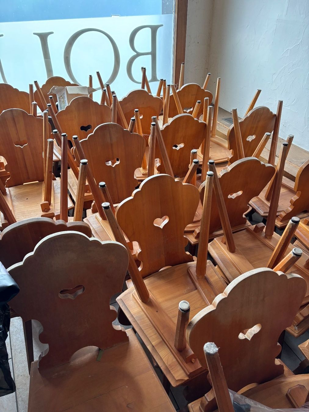 Stühle: Stabelle, Holz massiv Tannenholz – Gebraucht aus Wilderswil von Feldbach 3