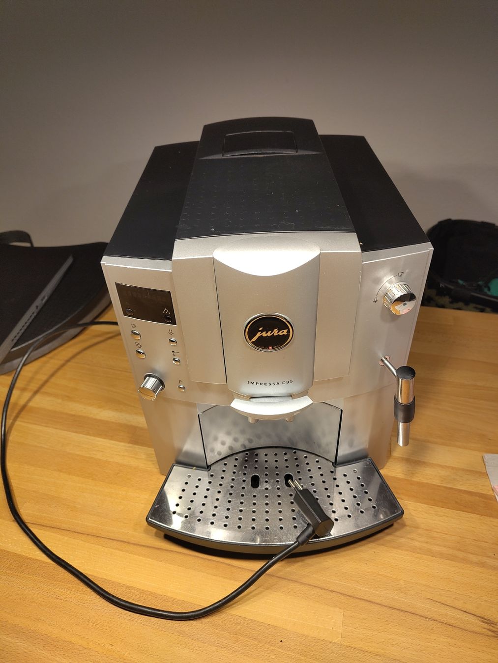 Jura Macchine per caffè & Macchine per espresso: Jura Impressa E85 Kaffeevollautomat – Usato da Schaffhausen venduto da chr_2rw5 1