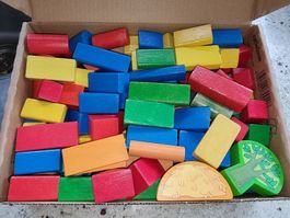 Bunte Holzbausteine in diversen Formen & Farben