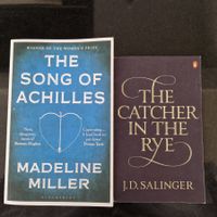 2 Buecher: "The Song of Achilles" & "Catcher in the Rye" 📚