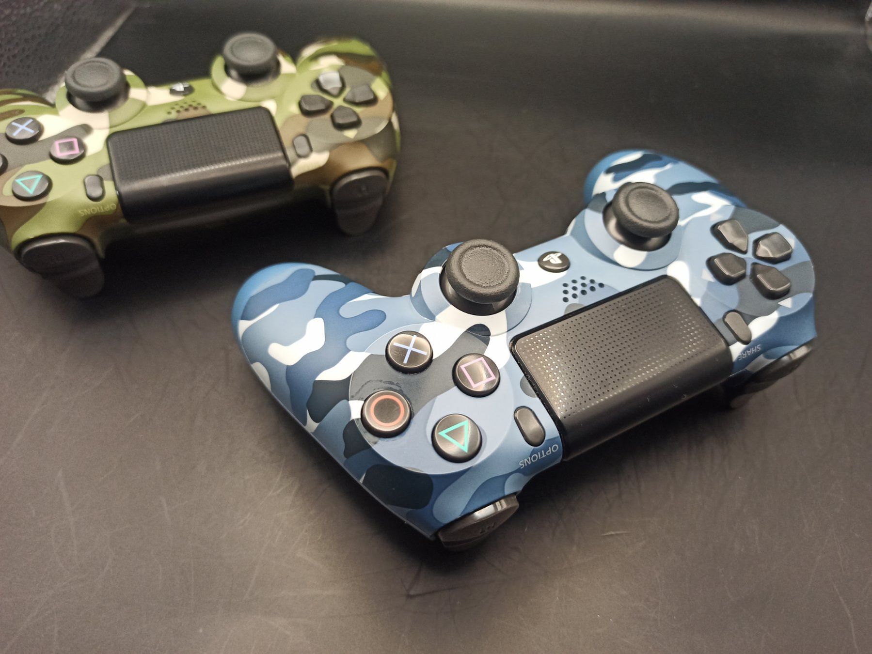 Controller: 2 x Original Controller Sony PS4 Wireless DualShock 4 CAMO – Usato da Oberweningen venduto da mar_87mx 3