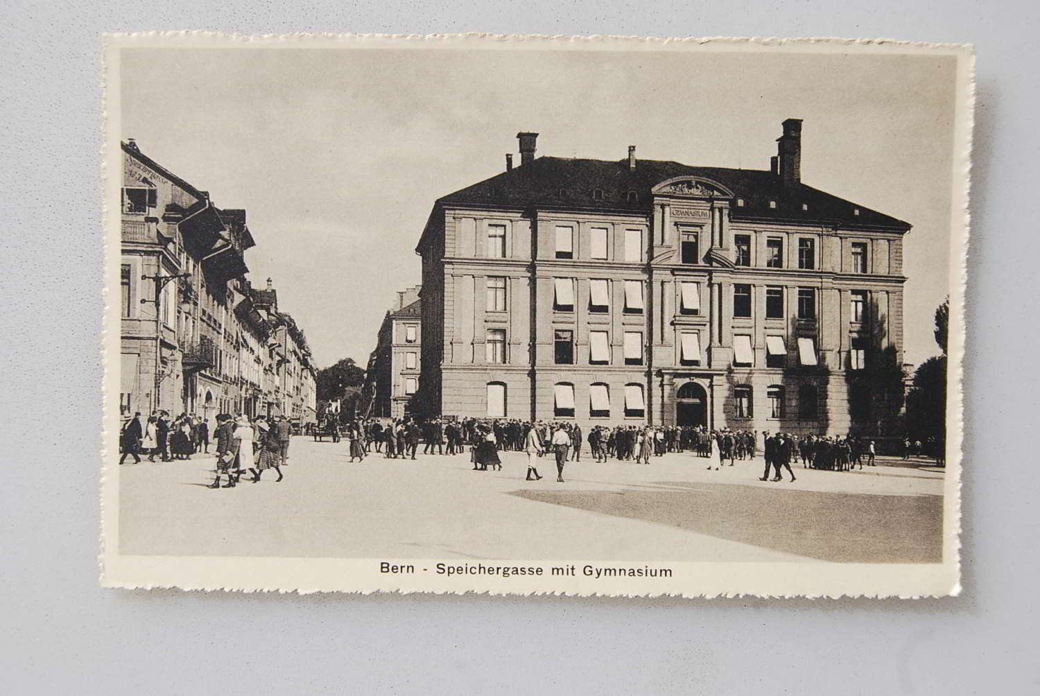 Cartoline postali: AK Bern - Speichergasse mit Gymnasium – Usato da Rüfenacht BE venduto da Toro06