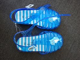 Sandales bleues pour l'eau taille 24 neuves