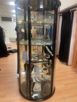 Elegante Glasvitrine, Schwarz, mit Licht. Topzustand