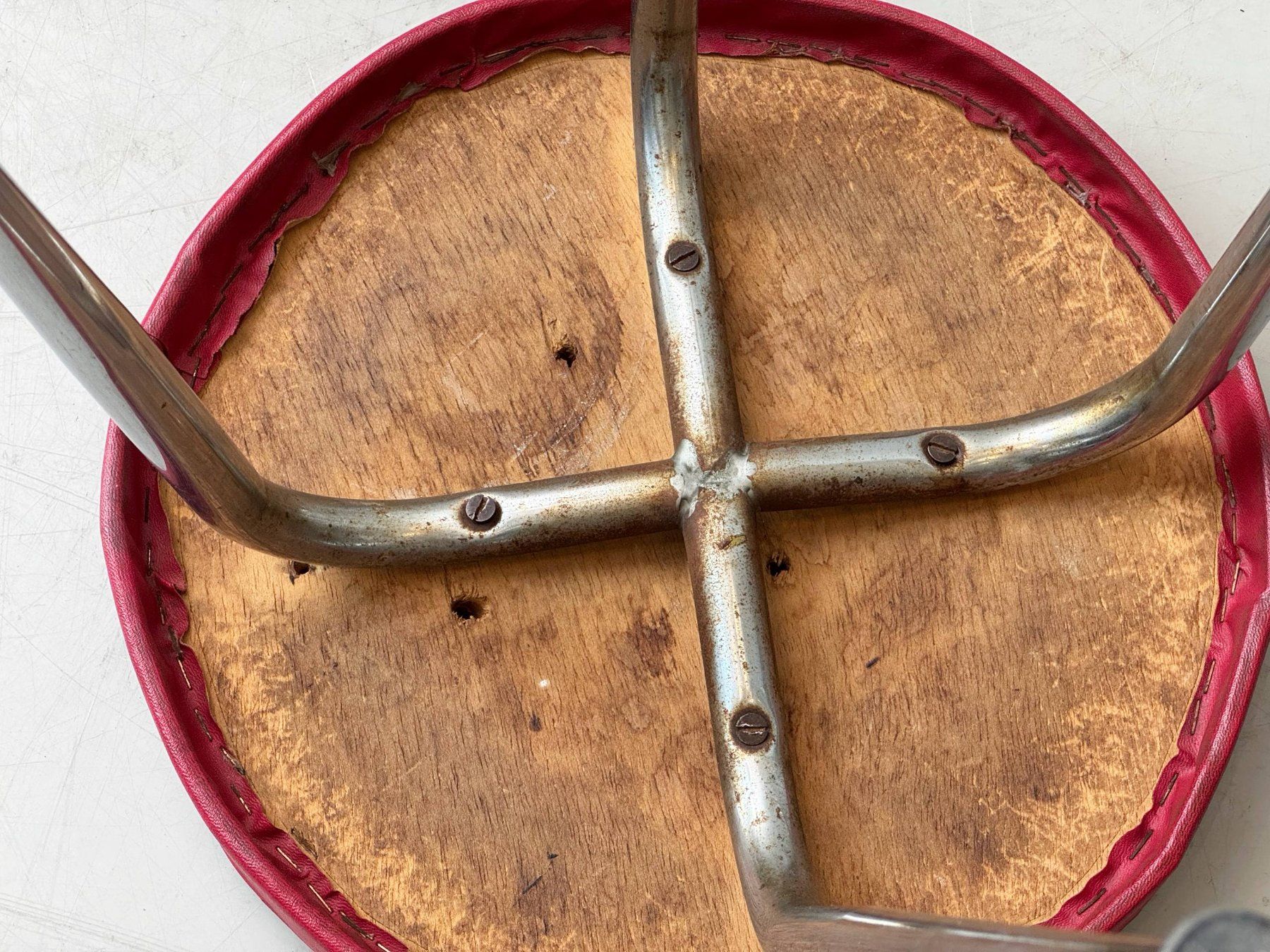 Hocker: Vintage Hocker mit rotem Polster und Chromgestell, 60er – Gebraucht aus Zürich von LeMoege 9