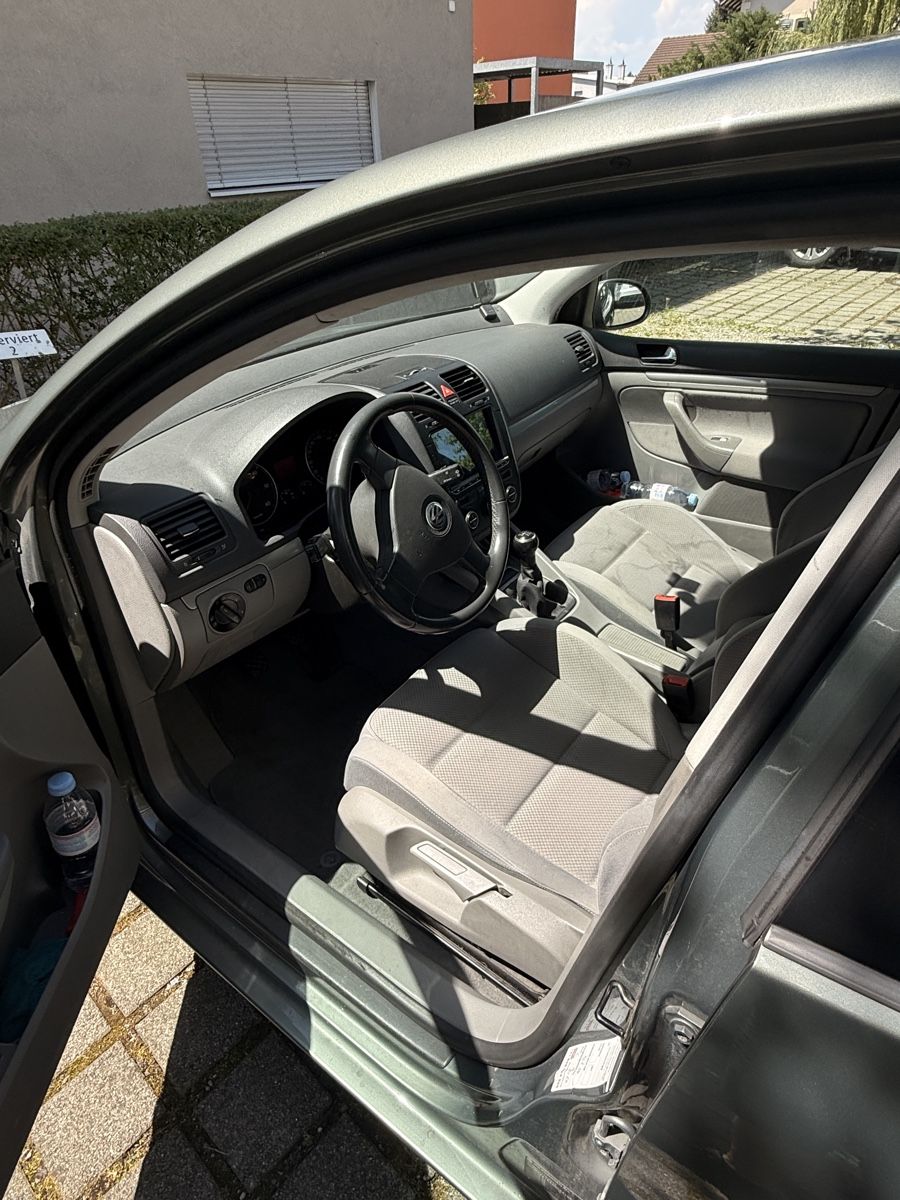 VW Autos: VW Golf 2.0 TDI grau ab Platz – Gebraucht aus Frauenfeld von awebtool 6